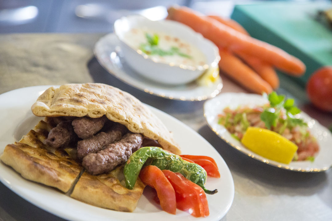 Diyetisyen kontrolünde yemek